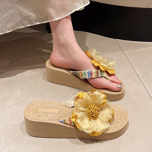 凉鞋 花朵人字拖女夏外穿2025新款 仙女风坡跟仿草编傣族厚底沙滩鞋