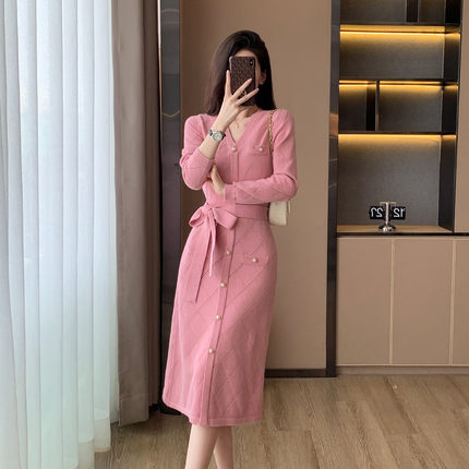 法式小香风名媛气质V领单排扣系带收腰针织裙秋冬粉色淑女连衣裙
