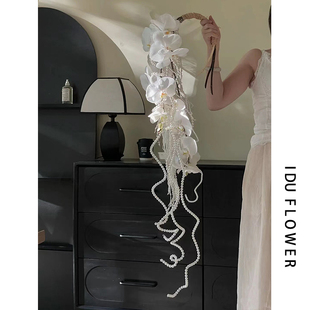 高级感蝴蝶兰瀑布仿真花婚礼新娘水滴手捧花结婚摄影珍珠手链花束