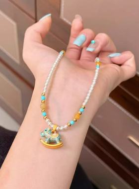 新款木马蓝色可爱仿珍珠滴油项链小众多巴胺高级感锁骨链复古饰品