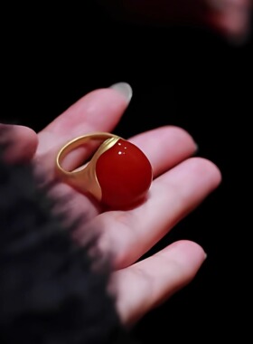 新中式鎏金色仿红玛瑙戒指饱满蛋面设计国风复古轻奢高级感指环女