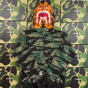 BAPE 虎纹老虎头 彩色刺绣限定贴布绿迷彩字母刺绣外套 卫衣