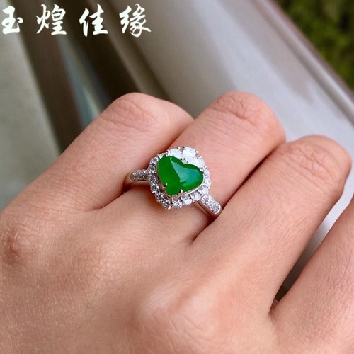 天然正阳绿爱心翡翠镶嵌钻石指环