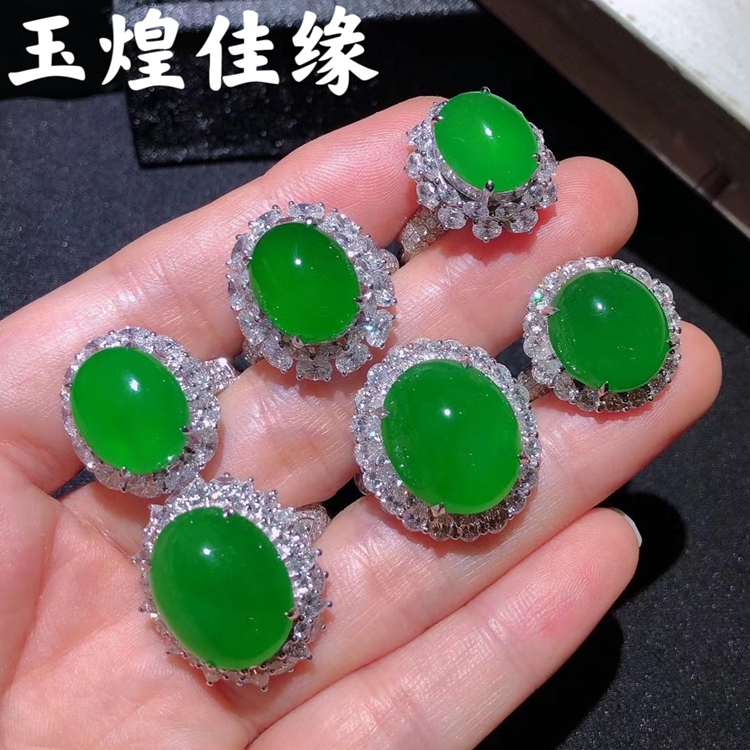 冰种阳绿蛋面翡翠戒指18k金镶钻