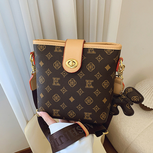 小众设计印花斜挎包女洋气百搭2025新款单肩女包通勤高级感水桶包