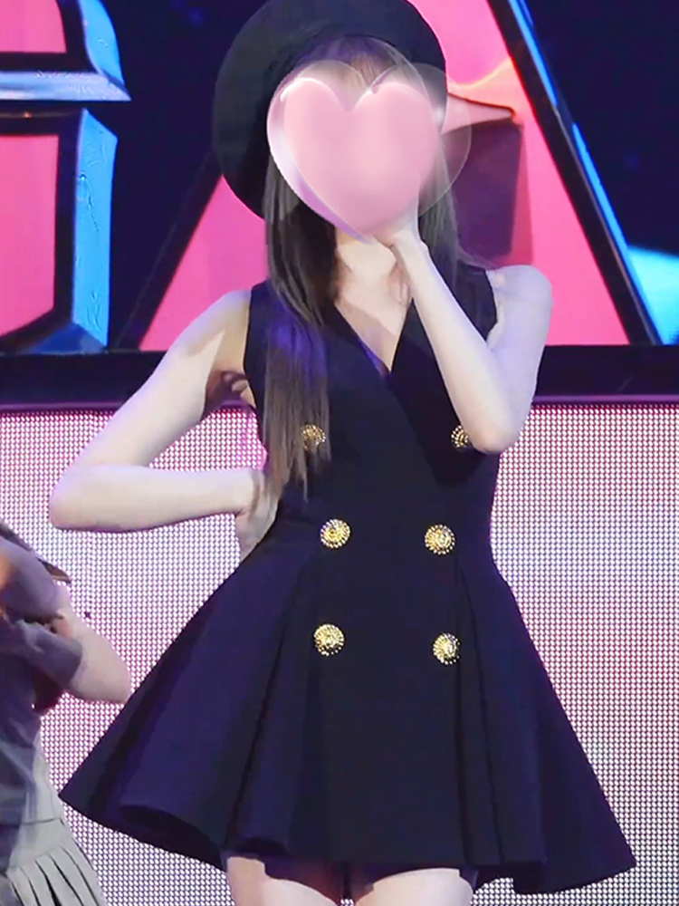 王心凌同款连衣裙设计感小众百搭绝美收腰V领黑色裙子2024夏季女