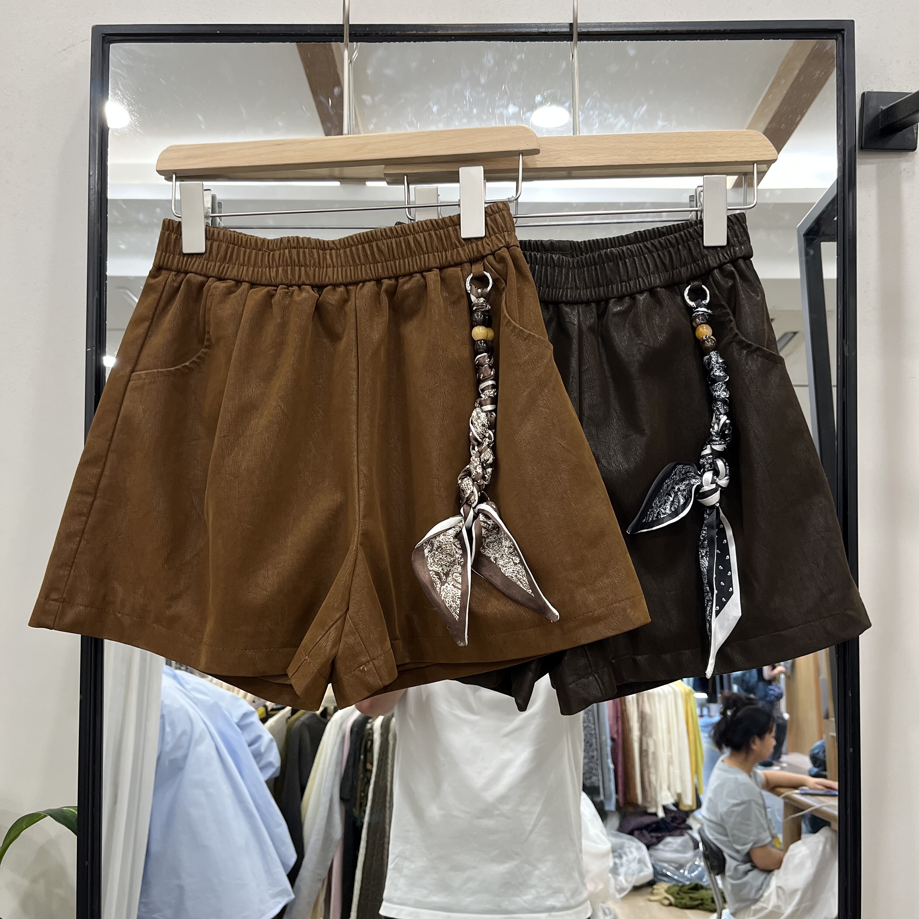 实体店同款2026早秋新款女士松紧腰哑光PU皮短裤欧货时尚显瘦皮裤