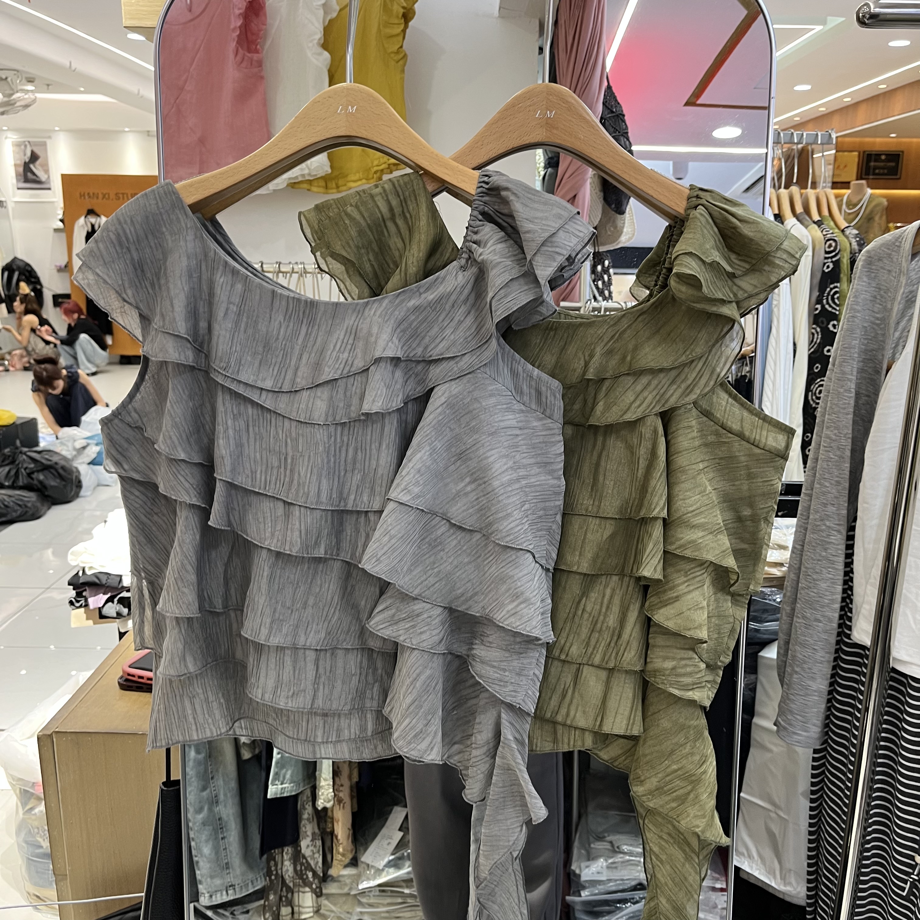 欧洲站2026夏季新款女士斜领一字肩荷叶边无袖韩版小衫欧货上衣潮