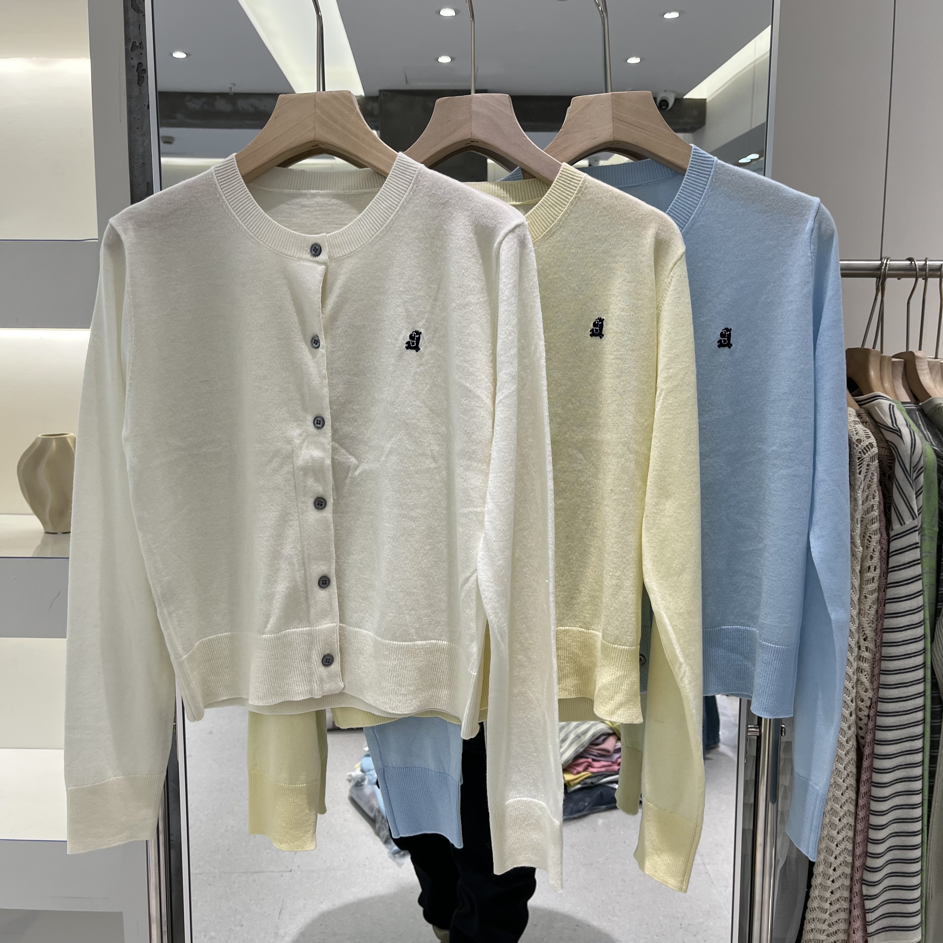 欧洲站2026春季新款女士圆领胸口刺绣细羊毛长袖开衫欧货时尚针织