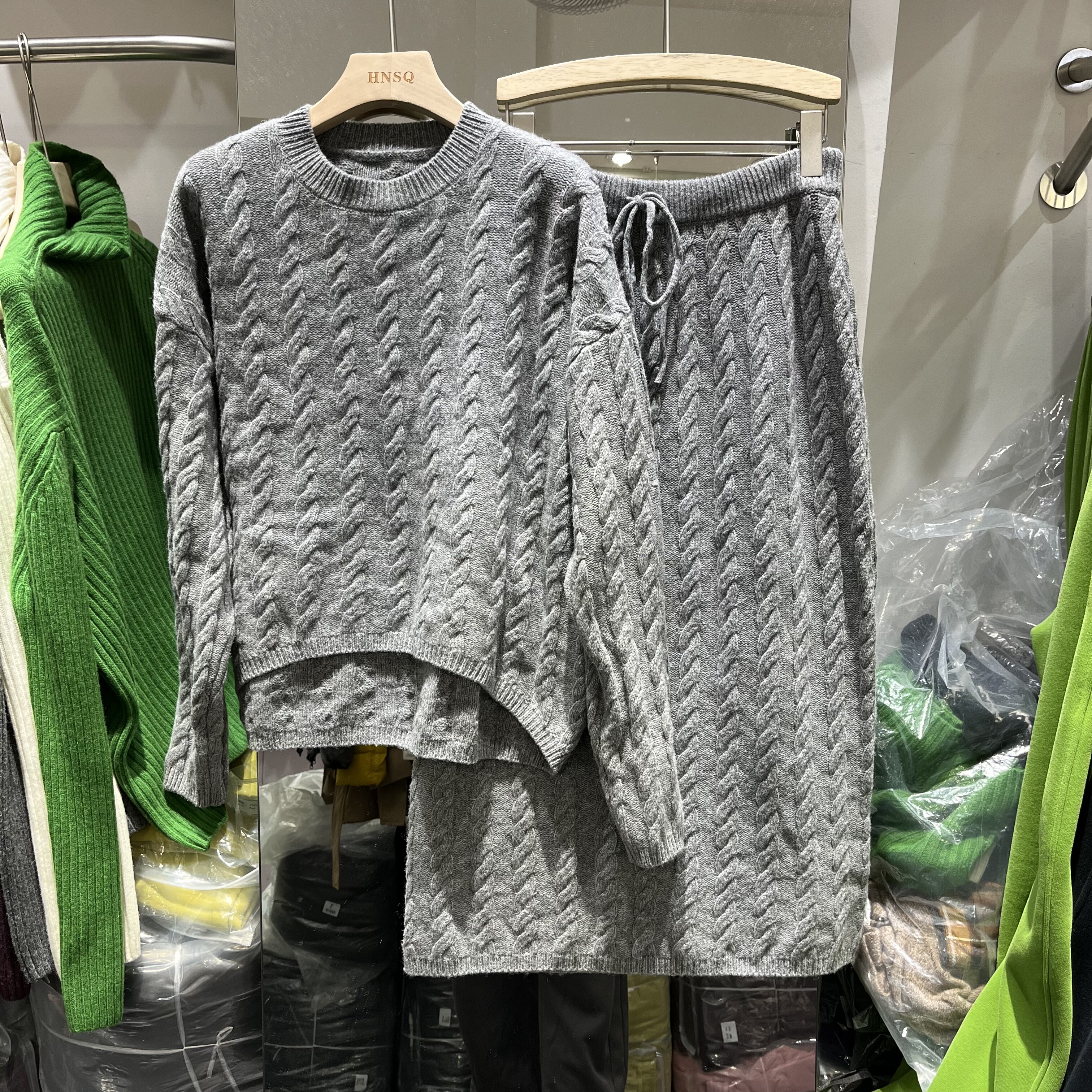 欧洲站2025秋冬新款女士圆领麻花纹不规则下摆全羊毛毛衣半裙套装