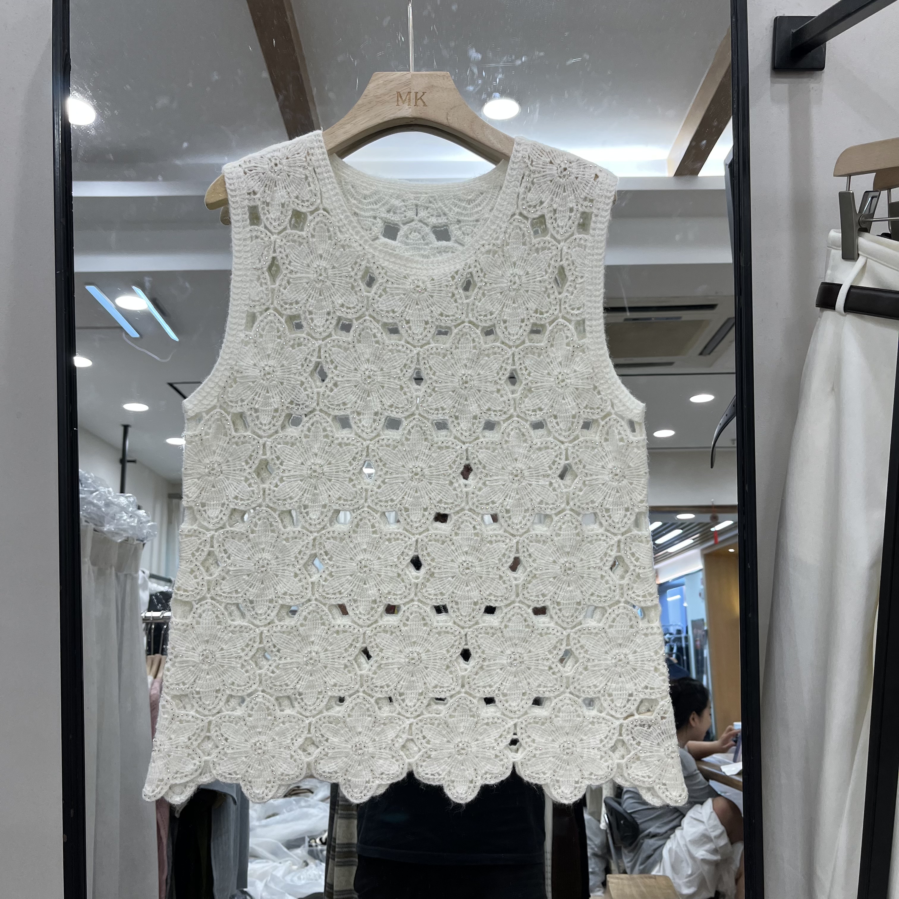 欧洲站2026早秋新款女士钩花镂空亮丝亮片天丝羊绒羊毛无袖针织衫