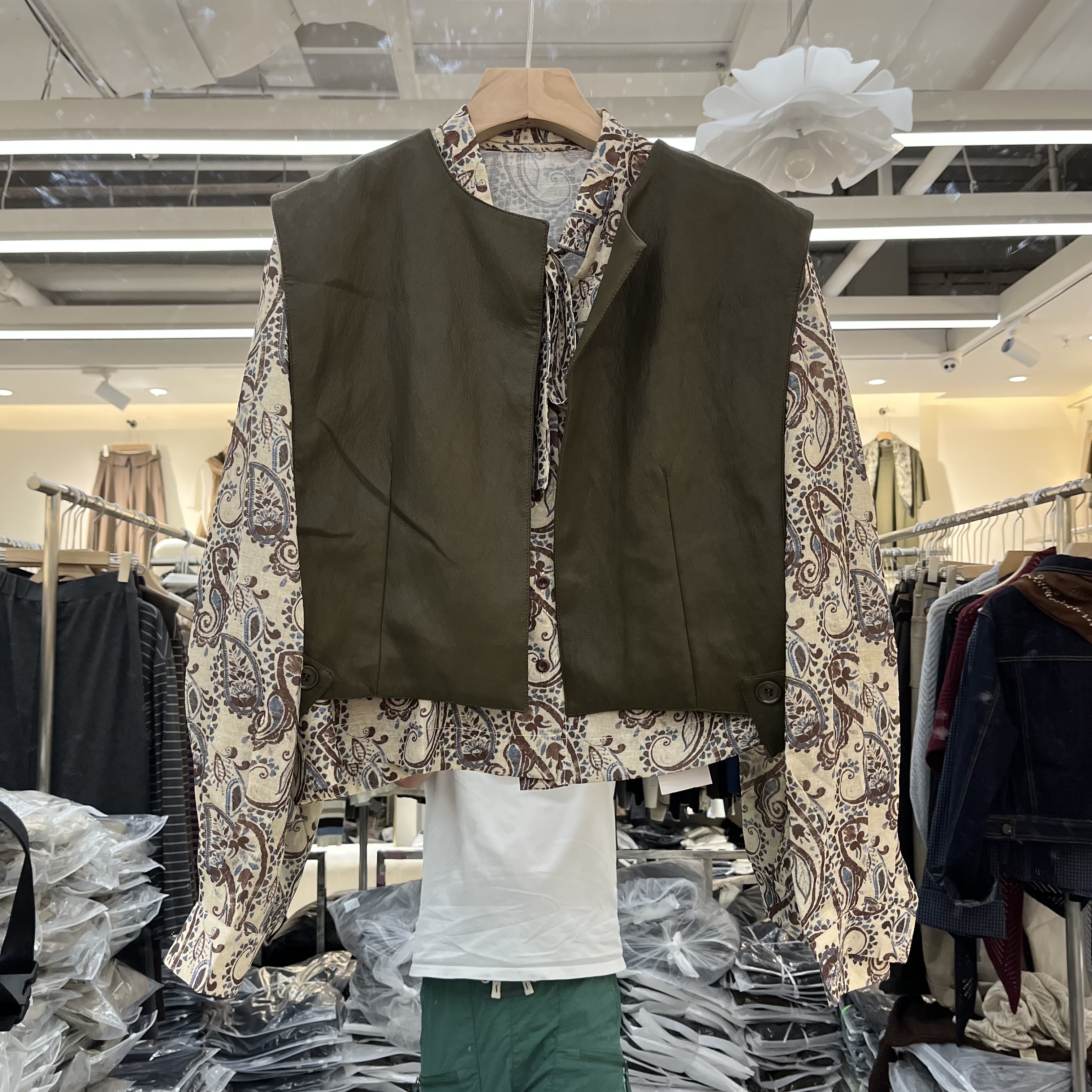 实体店同款港味印花衬衫PU皮马甲两件套欧货2026早秋新款时尚上衣