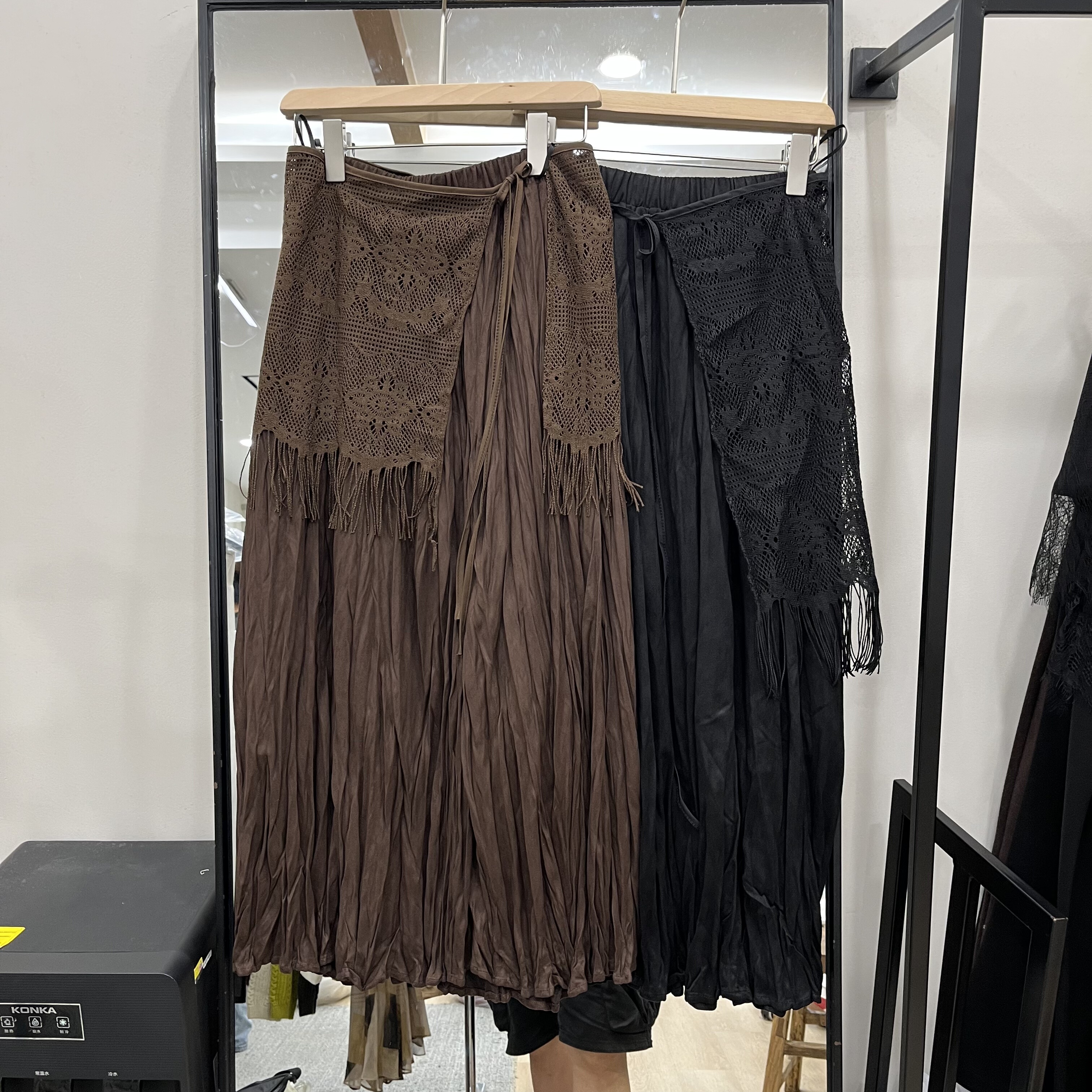 实体店同款2026早春新款女士松紧腰搭配蕾丝屁帘褶皱欧洲站半身裙
