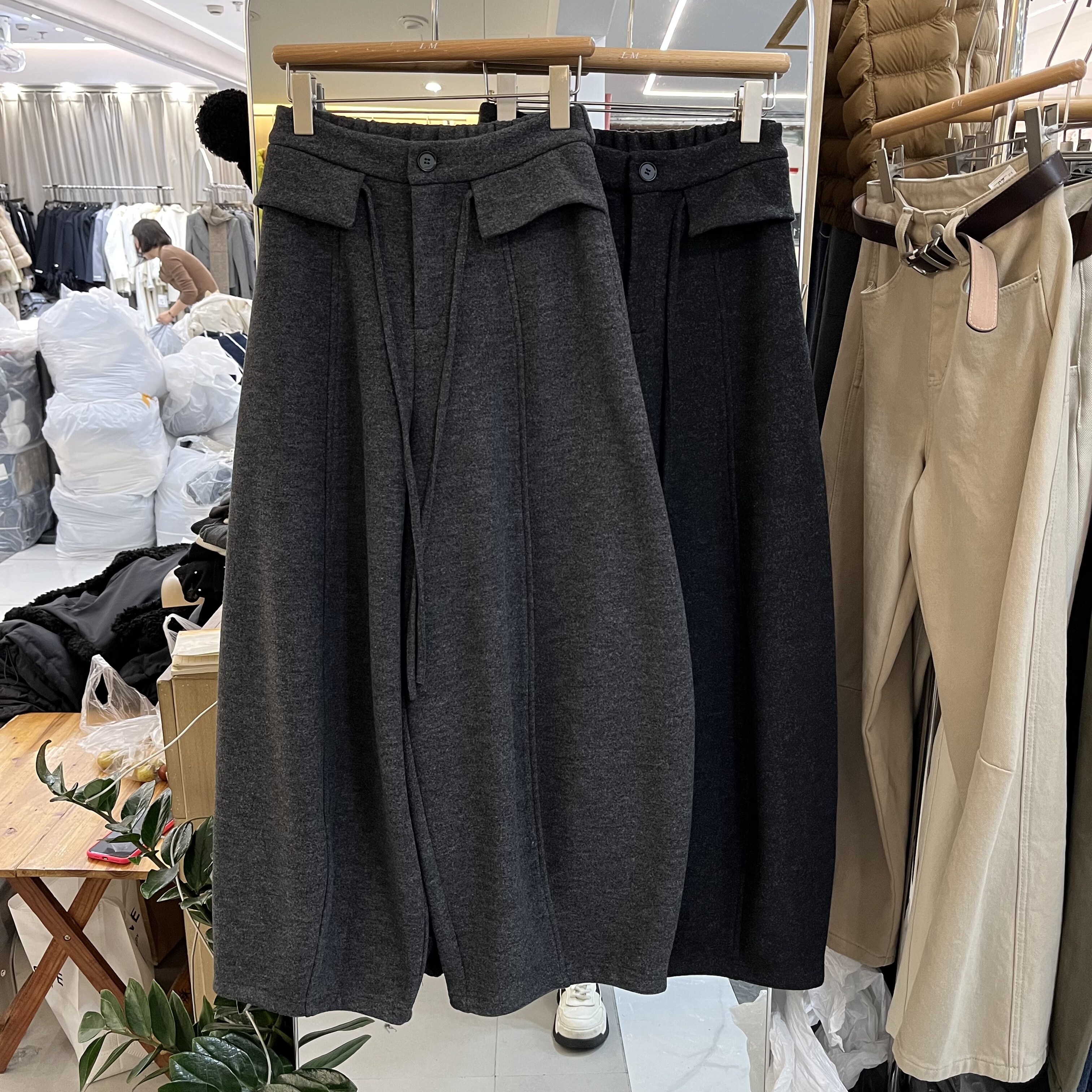 欧洲站2025秋冬新款女士高腰绑带设计感加绒羊毛弯刀阔腿裤欧货潮