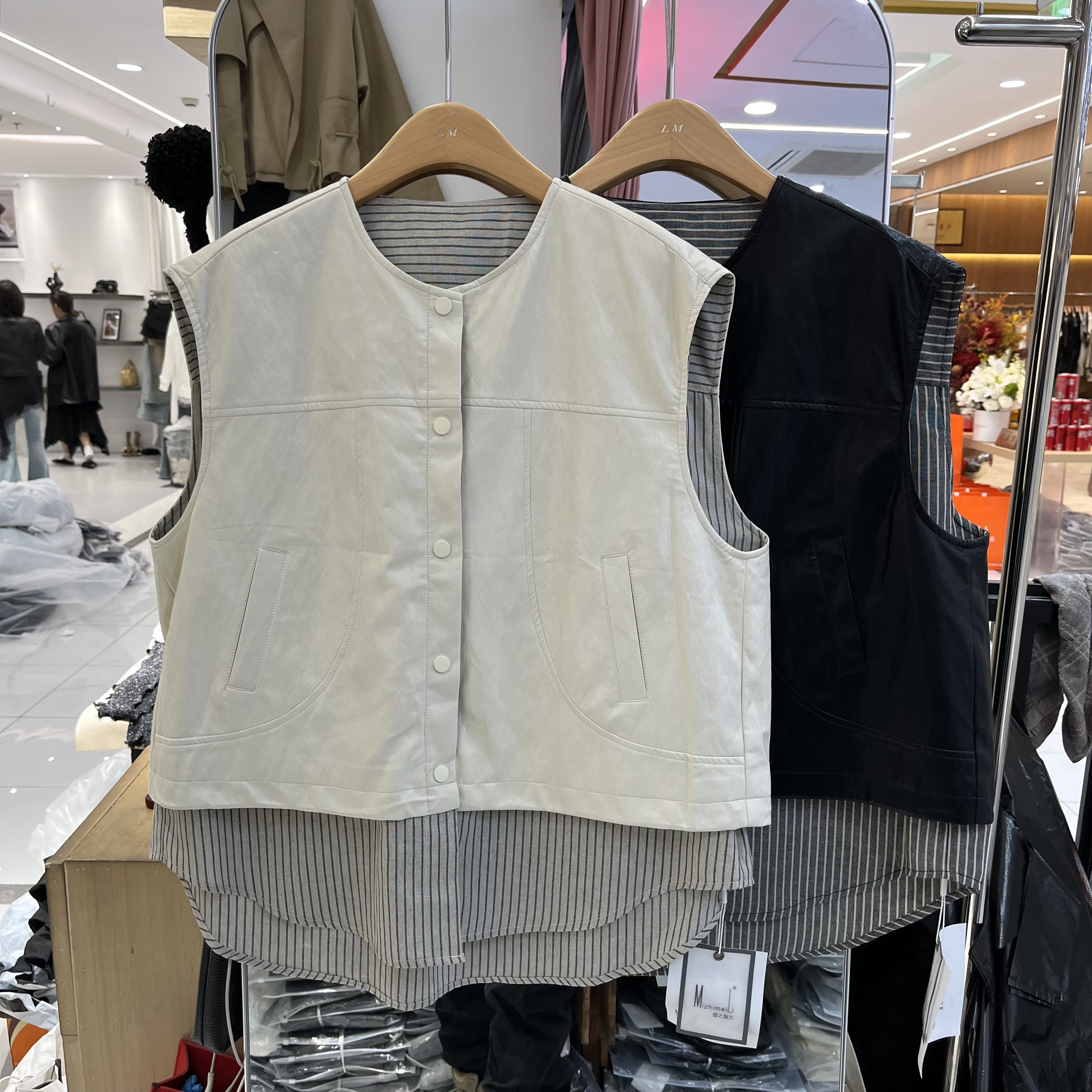 欧洲站2026春季新款女士圆领条纹拼接PU皮假两件马甲欧货时尚上衣