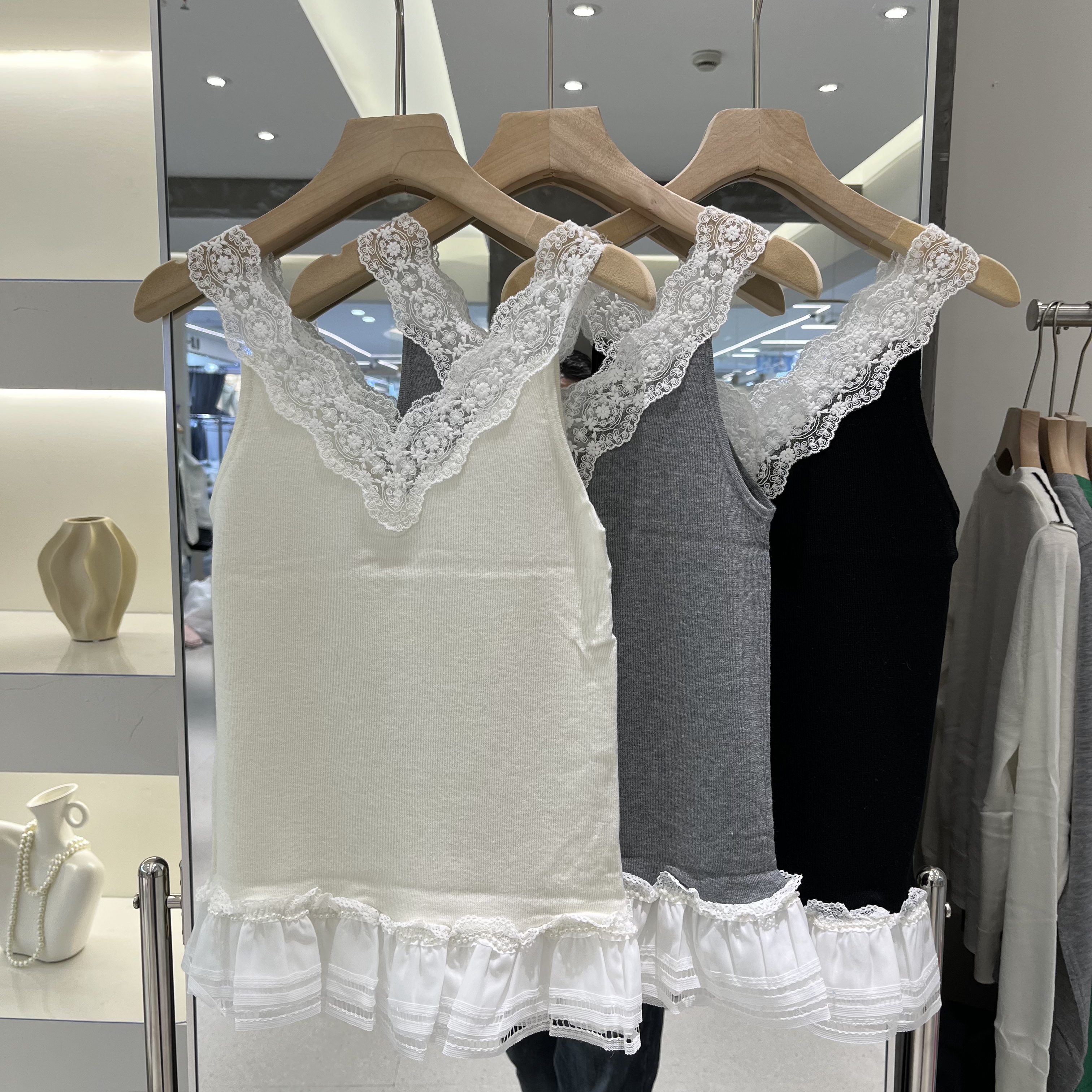 欧洲站2026春季新款女士钉珠蕾丝拼接细羊毛无袖背心欧货时尚针织