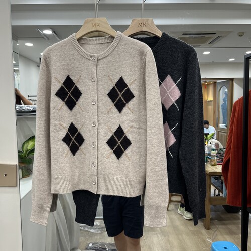 实体店同款2026秋季新款女士圆领菱形图案拼色全羊毛开衫欧货针织