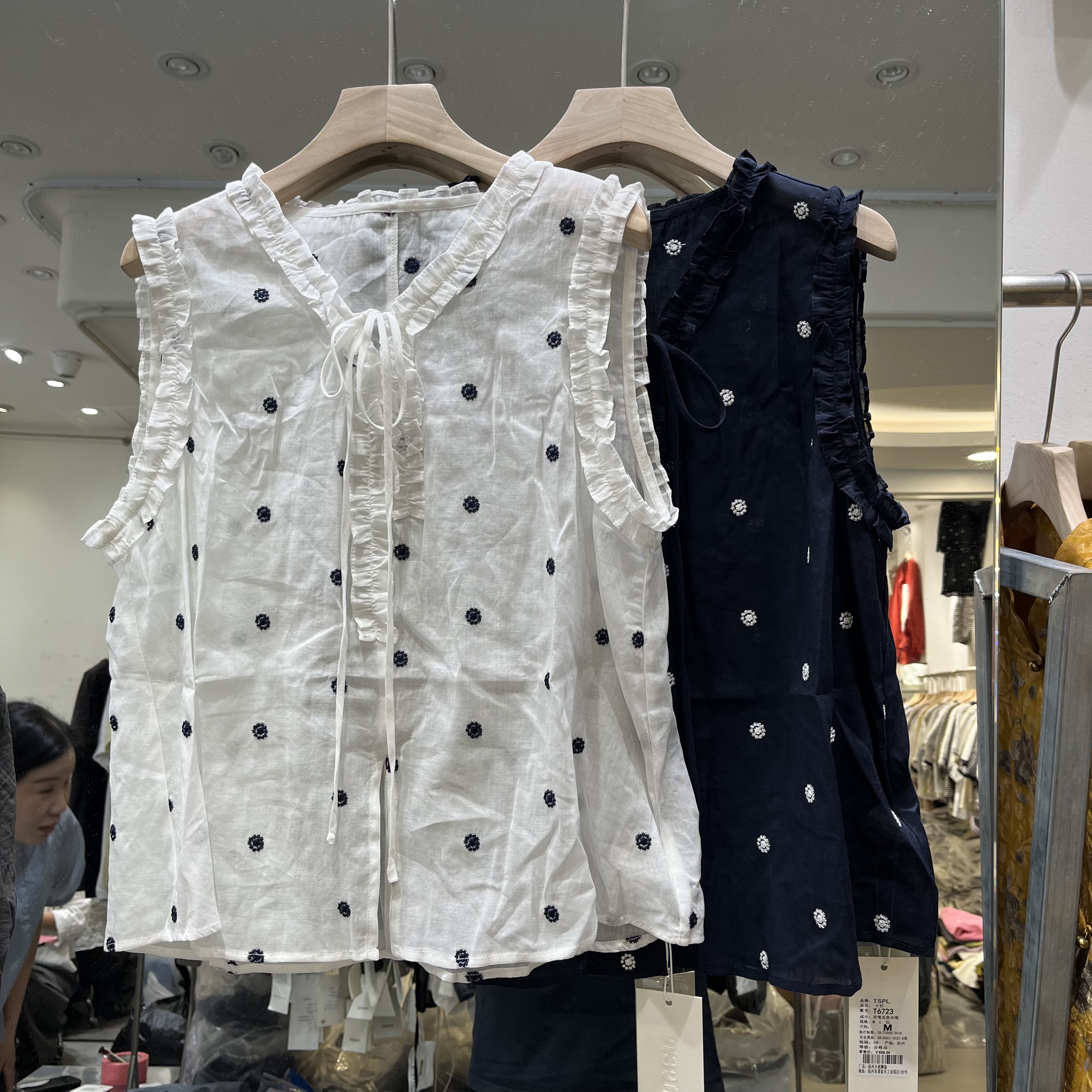 欧洲站2026夏季新款女士V领木耳边绑带刺绣苎麻无袖小衫欧货上衣