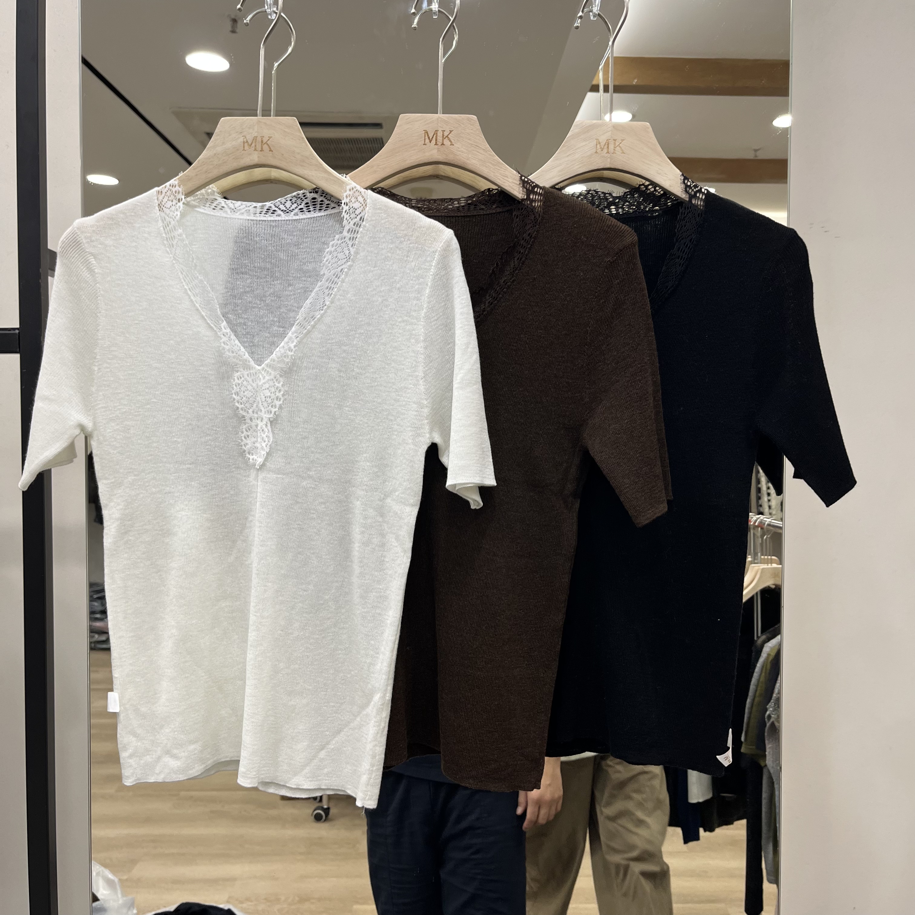 实体店同款V领蕾丝边拼接细羊毛短袖毛衣欧货2026早秋新款针织衫