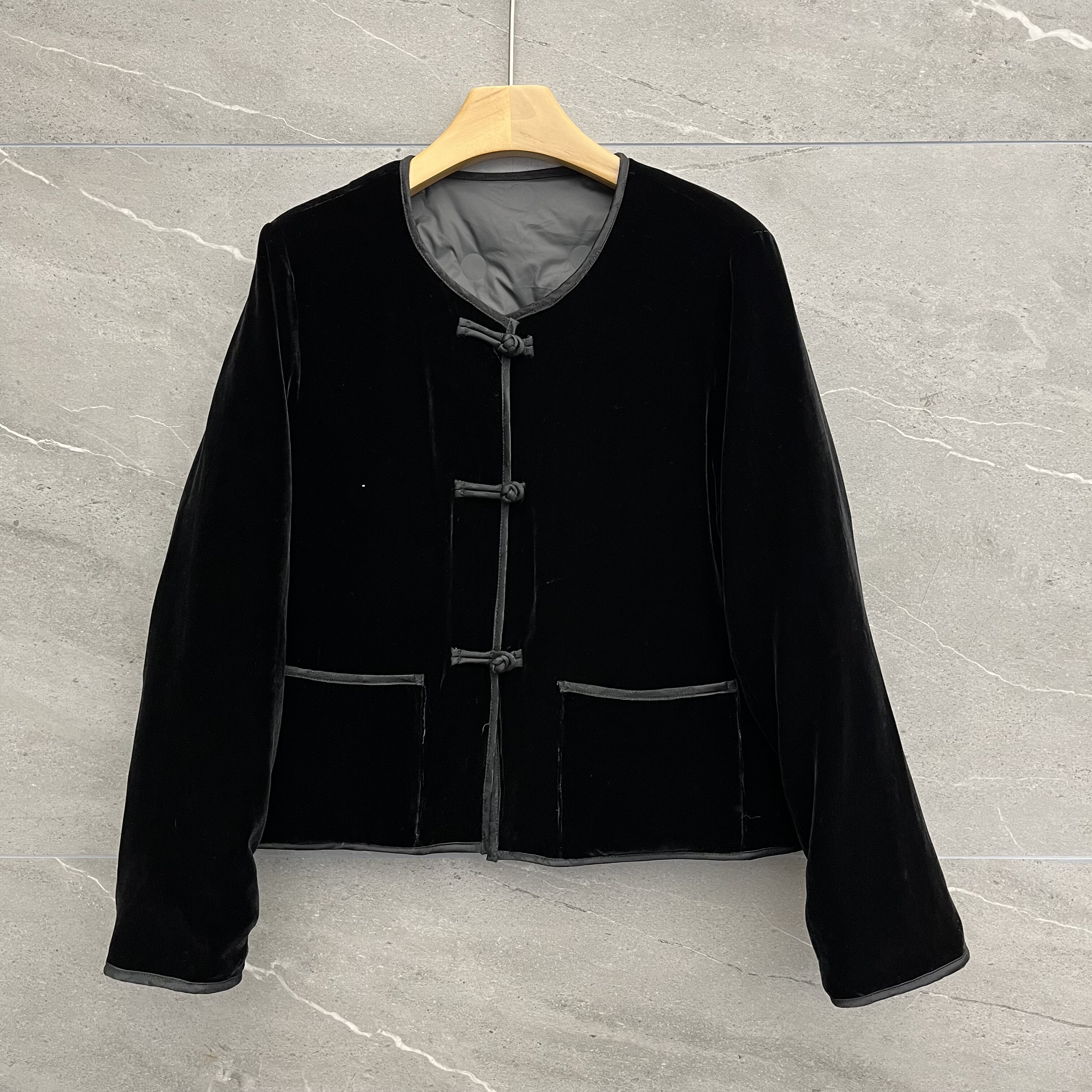 欧洲站2025秋冬新款女士圆领双口袋盘扣丝绒鹅绒服欧货保暖短外套