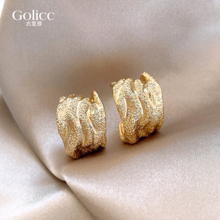 金色褶皱纹理C圈耳环女2026新款小众设计感耳钉独特漂亮耳圈耳饰