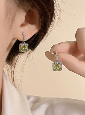 淡黄色方糖耳钉女2026新款爆款高级感轻奢新年耳饰适合冬天的耳环