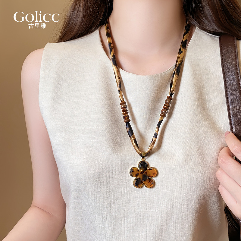 咖色豹纹花朵串珠吊坠项链高级感