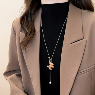 咖色小马珍珠吊坠长项链女2025新款 秋冬配饰高级感轻奢小众毛衣链