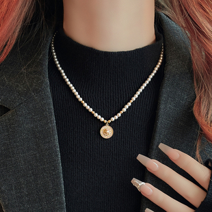 小狮子圆盘珍珠项链配饰高级感轻奢小众毛衣链女秋冬2026新款吊坠