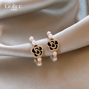 黑色山茶花珍珠C形圈圈耳环女2026年新款耳圈高级感耳饰秋冬耳钉