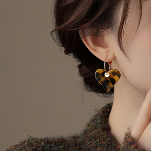 古里雅琥珀豹纹爱心耳扣耳环女2025年新款 高级感耳钉秋冬耳饰 爆款
