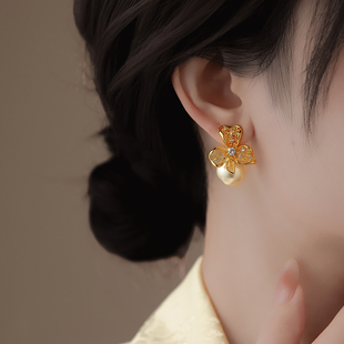 金色花朵珍珠耳环女2026新款爆款高级感耳钉巨好看独特漂亮耳饰品