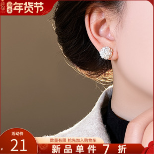 珍珠花球耳钉女2026新款爆款高级感耳饰适合冬天的独特漂亮耳饰品