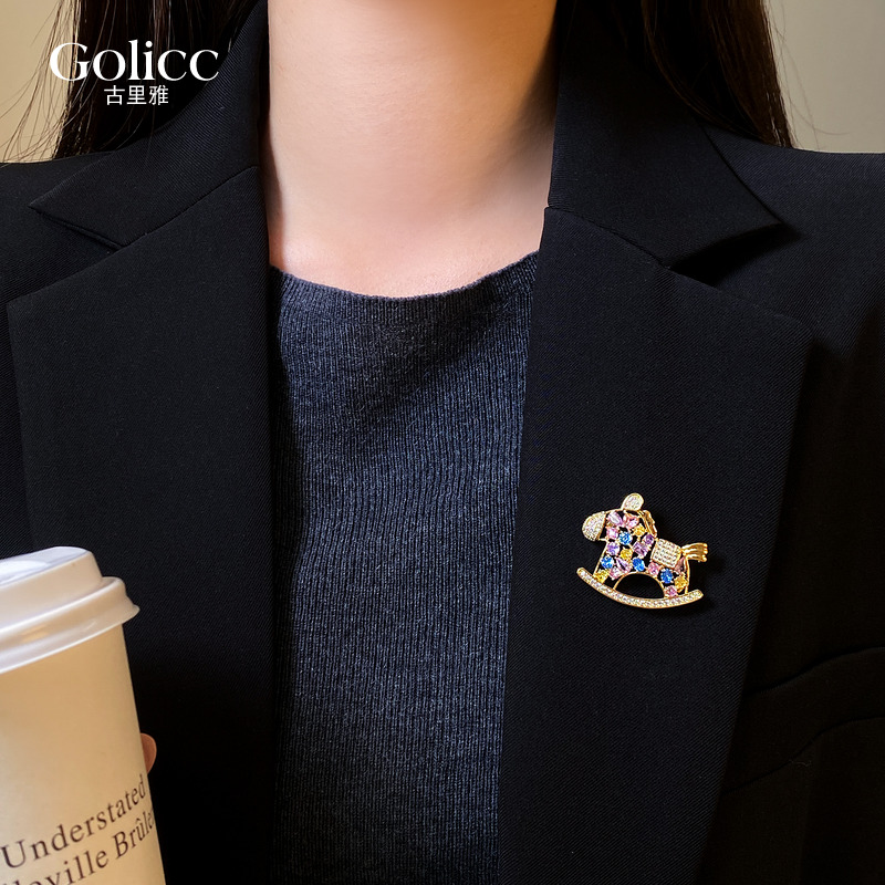 金色满钻木马胸针高级感轻奢饰品