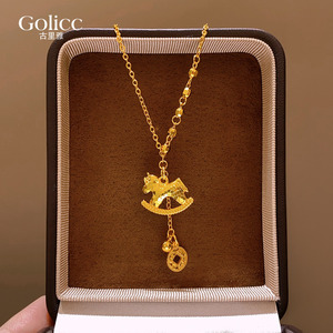 金色碎碎冰小马本命年钱币吊坠项链女款配饰高级感轻奢小众毛衣链