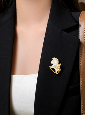 金色小马贝母开运胸针配毛衣女款高档2026马年大衣别针高级感轻奢