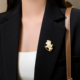 金色小马贝母开运胸针配毛衣女款 高档2026马年大衣别针高级感轻奢