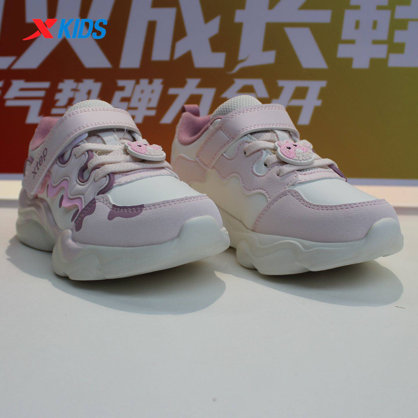 特步儿童2025秋冬款女小童休闲鞋皮面防水保暖运动鞋675414323006