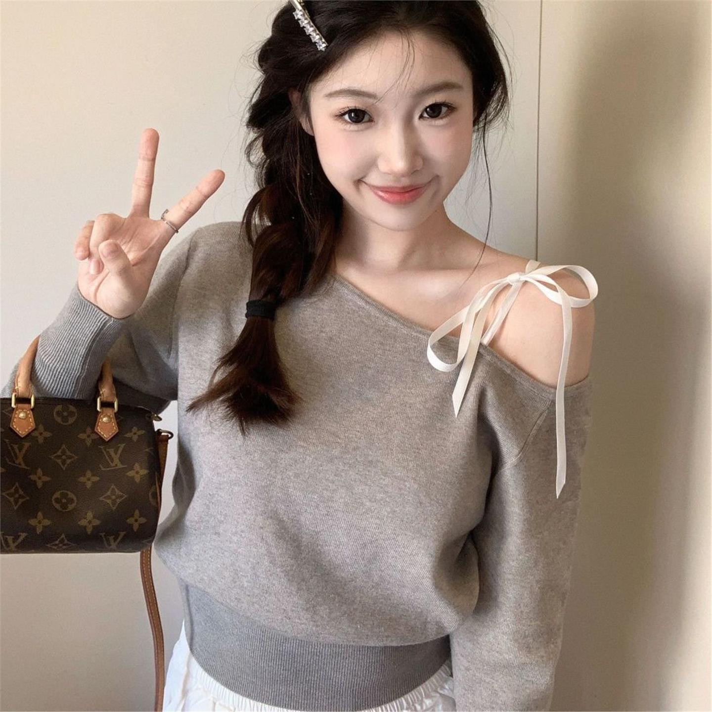 灰色高级感一字肩系带长袖针织衫女秋冬辣妹露肩修身收腰打底上衣