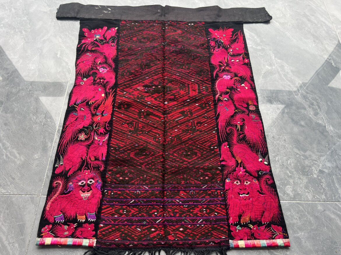 特色手工艺品苗绣驿站老土布蜡染桌旗苗绣衣服老背带苗族围腰A001