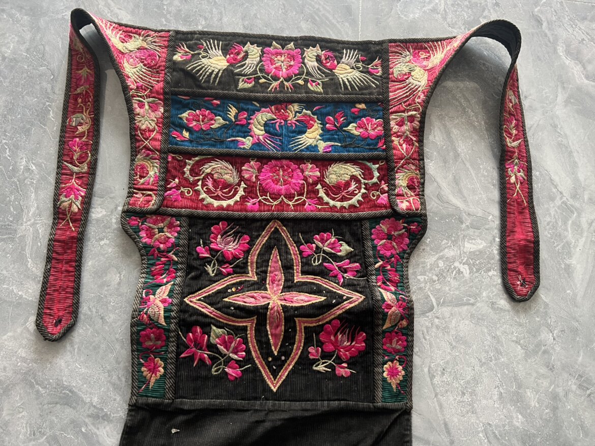 特色手工艺品苗绣驿站原装衣服百褶裙桌旗松桃肚兜老绣背带A110