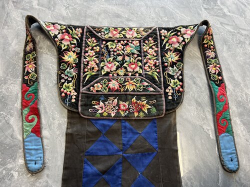 特色手工艺品纯手工刺绣百褶裙蜡染衣服马甲半裙打籽绣老背带A19