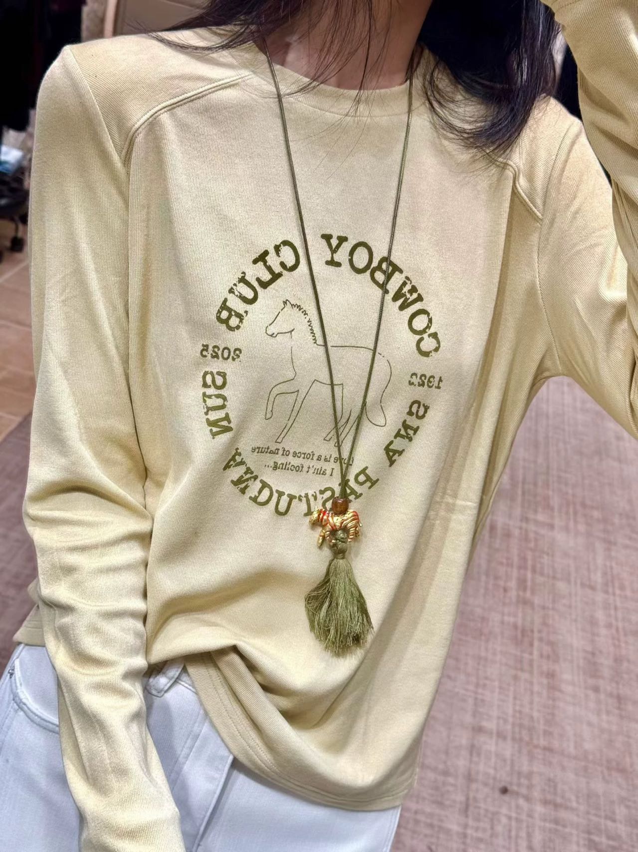 挂饰字母马印花磨毛T恤打底衫女