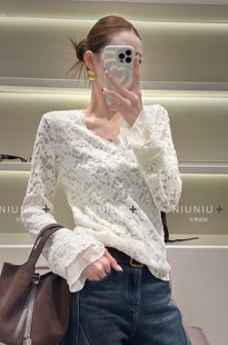 欧洲站2025秋冬新款V领蕾丝打底衫女高级感显瘦时髦设计感内搭T恤