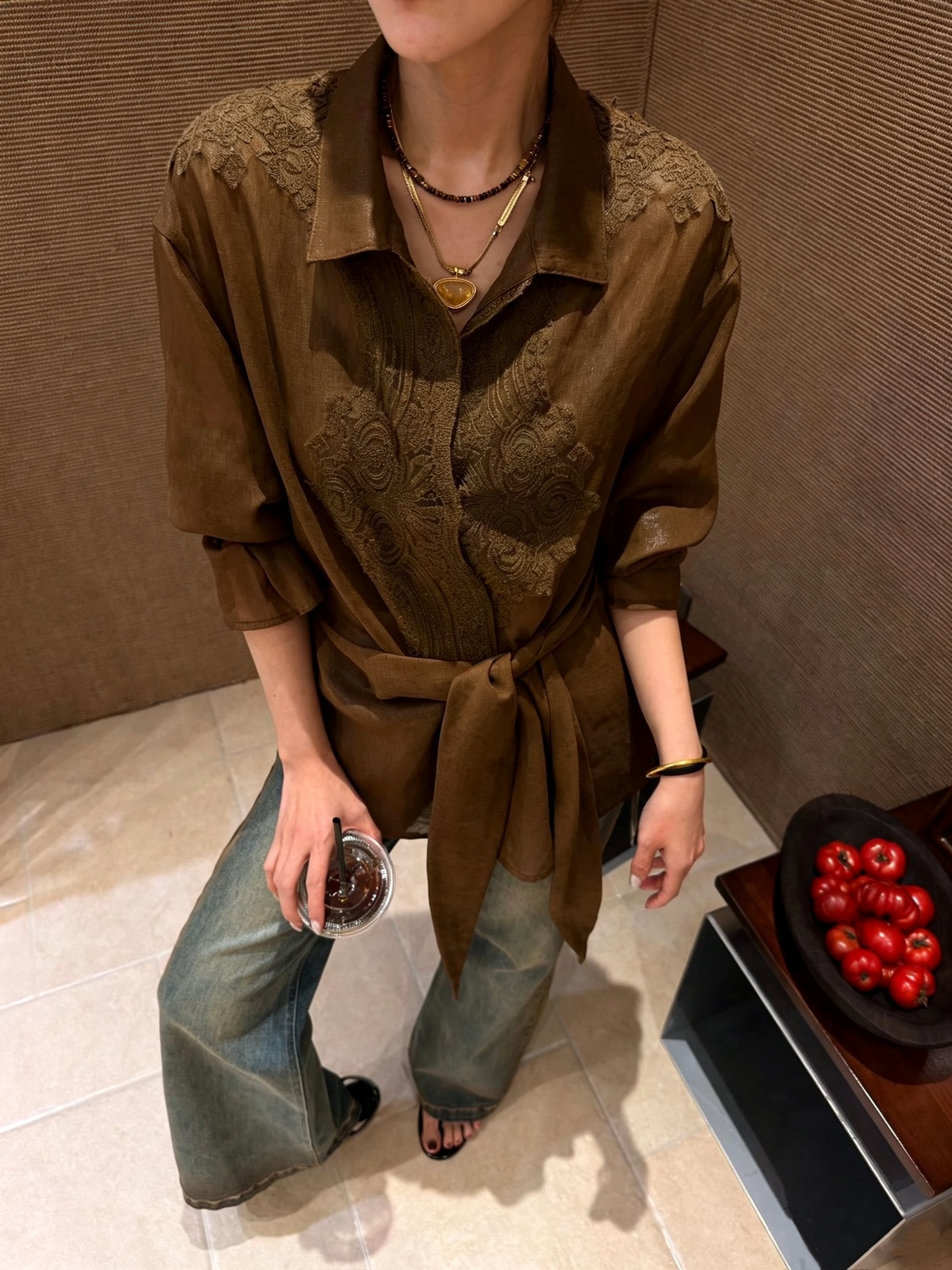 重工胸前蕾丝刺绣收腰绑带衬衫女