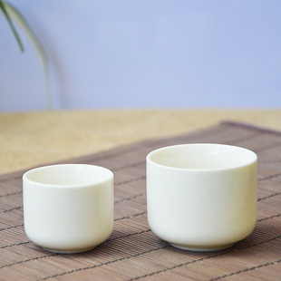 订制青瓷酒杯家用小酒杯圆形酒杯清酒黄酒杯烈酒盅陶瓷白酒杯子