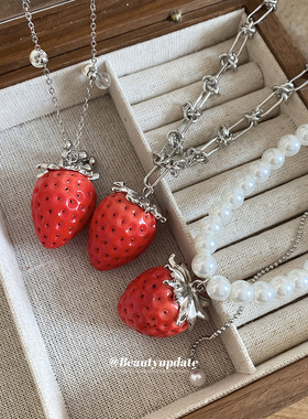 草莓吊坠珍珠项链个性时尚设计感小众毛衣链轻奢高级感锁骨链项饰