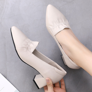中跟软底单鞋女款真皮职业鞋子2025新款春秋季妈妈鞋皮鞋大码女鞋