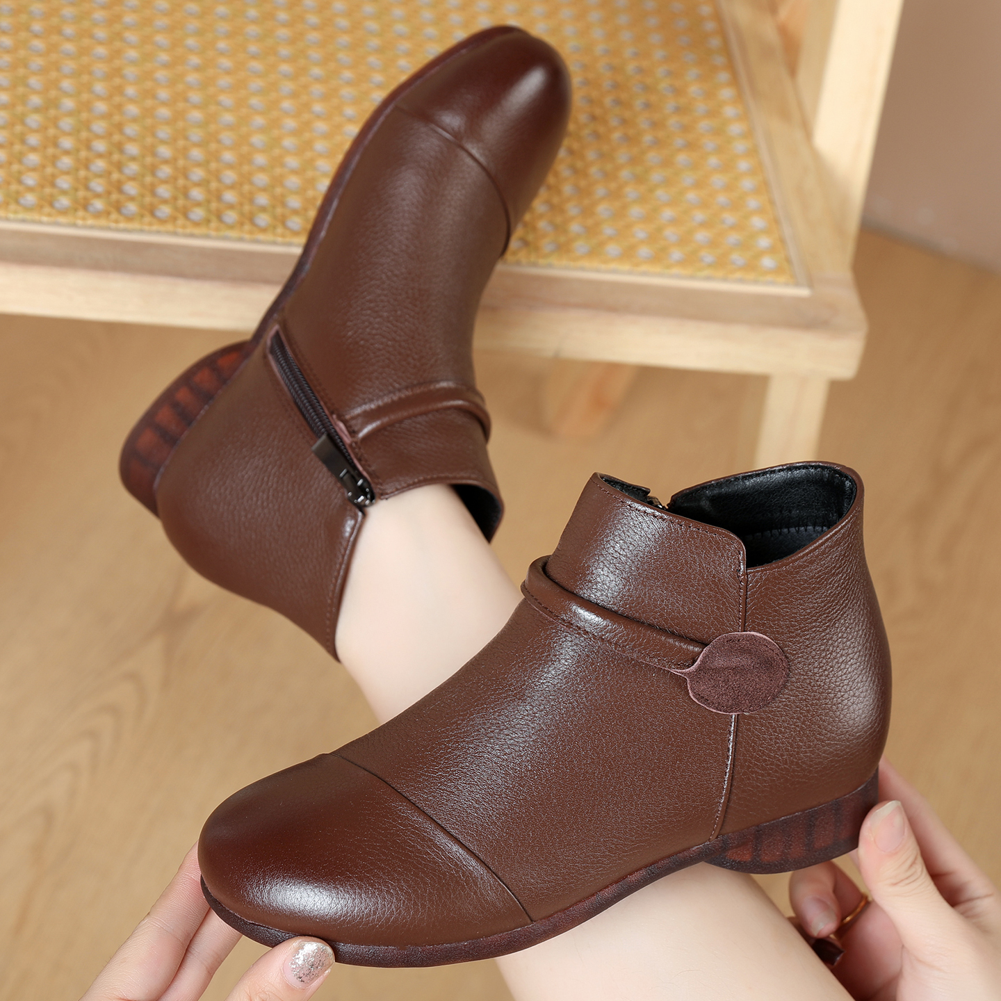 真皮短靴女秋冬软底马丁靴平底大码加绒棉鞋圆头软皮中老年妈妈鞋