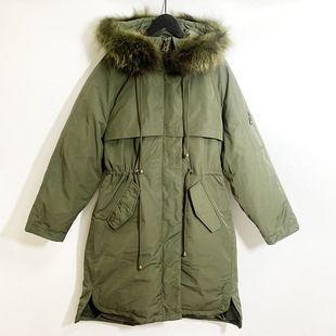 圣迪家女士时尚连帽真毛条收腰军绿色羽绒服2408